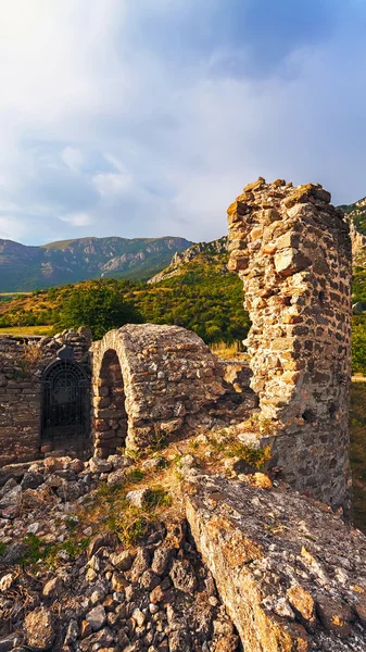 Las ruinas de la fortaleza (Funa) al atardecer. La Crimea, Alushta . —  Fotos de Stock