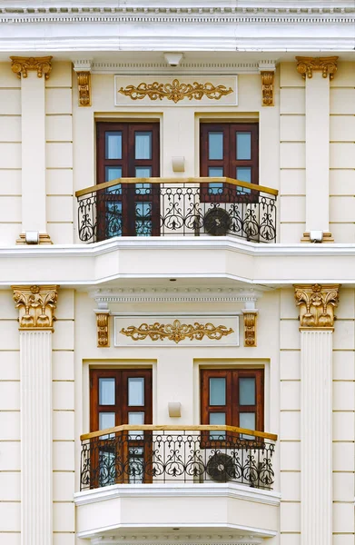 Classic ściana budynku, balkon i okna. — Zdjęcie stockowe