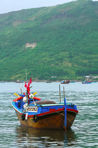 Houten Aziatische boot in de haven — Stockfoto