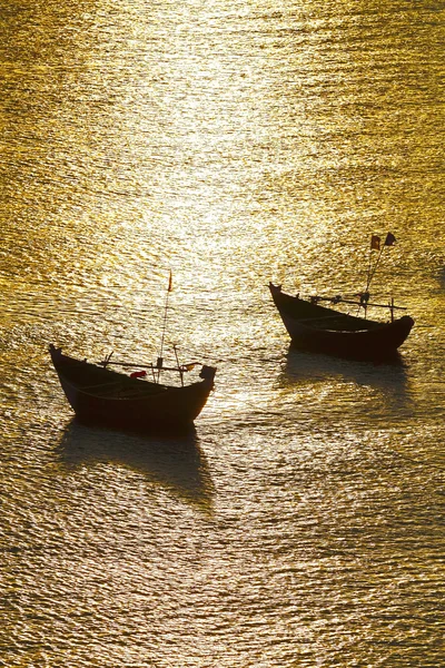 Silhuetas de barcos de pesca, pôr do sol — Fotografia de Stock