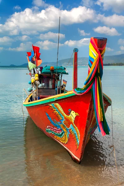 Boot, türkisfarbenes Wasser, Wolken — Stockfoto