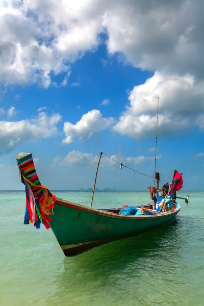 Barco azul, água azul-turquesa — Fotografia de Stock