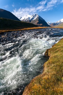 dağ nehir, Dağları, buzul