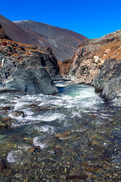 Fiume di montagna, pietre, rocce — Foto Stock