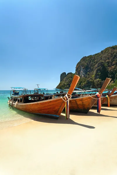 Holzboot und Sandstrand. — Stockfoto