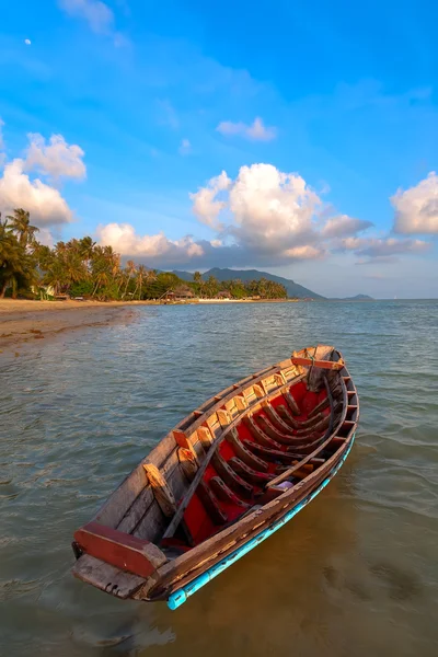 Sunset, wooden boat, clouds, coast — Stock Photo, Image