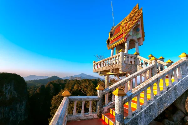 Buddhist building, mountain, sunset — Stock Photo, Image