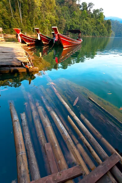 Boats on the lake in the jungle — Stock Photo, Image