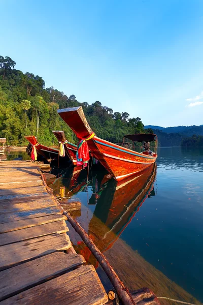Mavi Göl ve üç ahşap tekneler