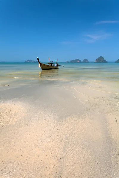 Strand mit Boot — Stockfoto