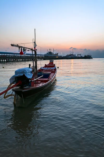 Barco, porto e pôr do sol — Fotografia de Stock