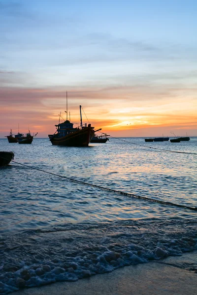 Рибальський човен, море, захід сонця — стокове фото