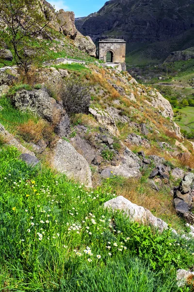 Paisaje con vistas al monasterio cueva de Vardzia. (Gruziya ) — Foto de Stock