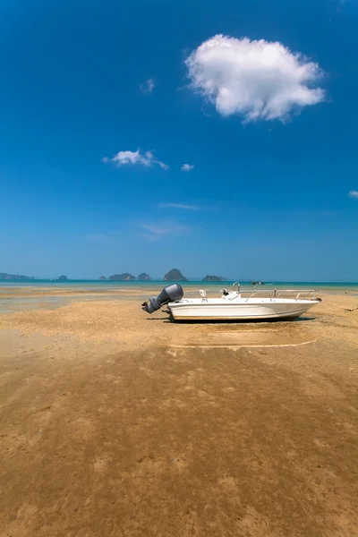 海滩上的小船 — 图库照片