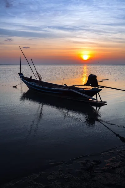 Морський захід сонця з човном — стокове фото