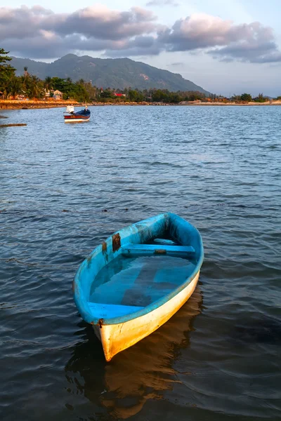 Barco y puesta de sol en la playa — Foto de Stock