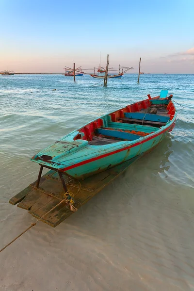 Bateau avec rames — Photo