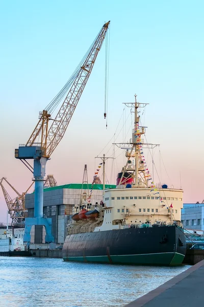 Icebreaker port, ship