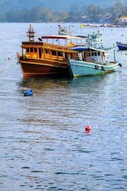 Deniz tekne manzarada tekne