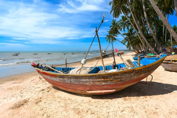 Mar a um poberea com o barco — Fotografia de Stock