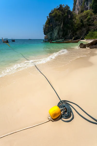 Sandy beach, rope and boat — Stock Photo, Image