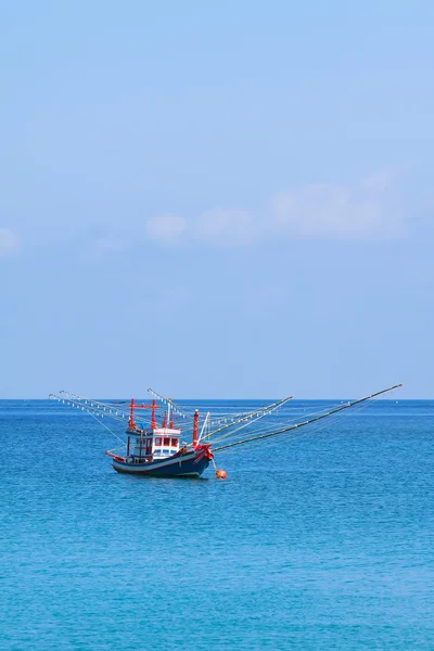 Vissersboot in zee (Thailand). — Stockfoto