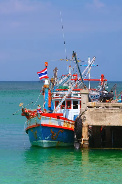 Barco de pesca no cais (Tailândia ). — Fotografia de Stock