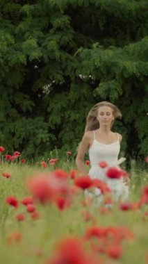 Beyaz elbiseli bir kız lanet bir tarlada koşuyor. Dikey yönelim