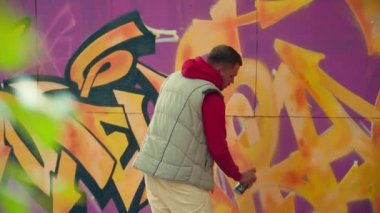 Duvara resim çizen grafiti sanatçısı. Sprey Duvar Grafitisi