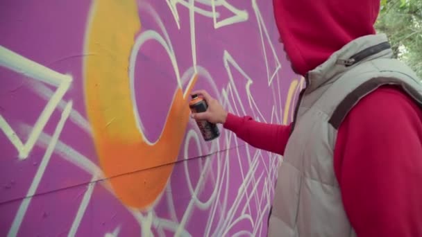 Pintura de spray Wall Graffiti Art. Jovem pintando em uma parede na rua — Vídeo de Stock