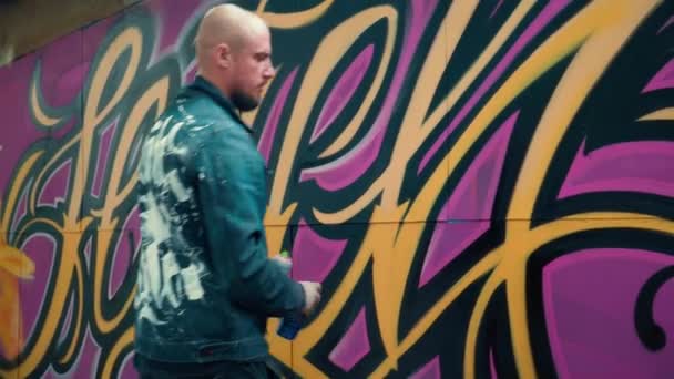 Graffiti Artysta malarstwo na ścianie. Graffiti ścienne w sprayu — Wideo stockowe