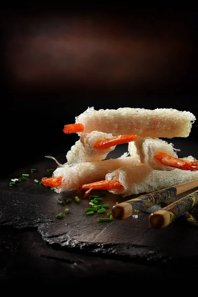 Caudas Camarão Chinês Massa Arroz Com Cebolinha Picada Fresca Paus — Fotografia de Stock