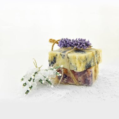 Parfümlü el yapımı zanaatkar ve rafya ile lavanta eşliğinde özel yapım sabun levhaları. Banyo ve lüks yaşam için bir imaj. Kaplıcalar ve saunalar.