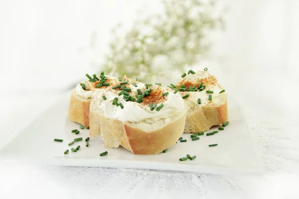 Luxus Frischkäse Und Schnittlauch Canapes Gegen Weiß Mit Großzügiger Unterkunft lizenzfreie Stockbilder