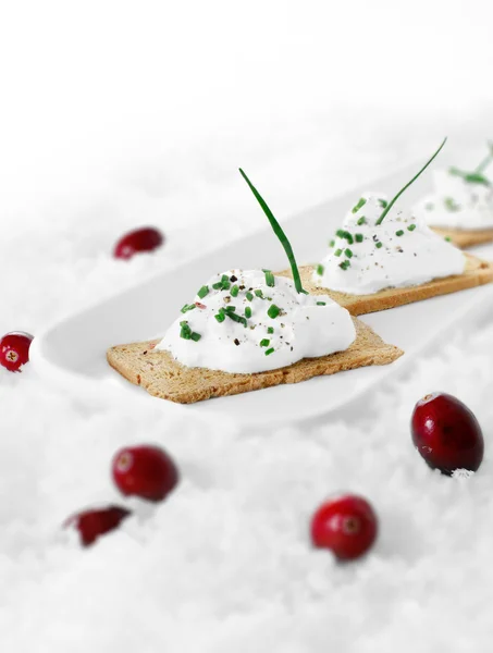 Canapes és vörös áfonya — Stock Fotó