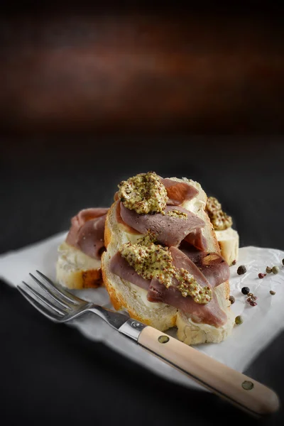 Rindfleisch und Senf offenes Sandwich — Stockfoto