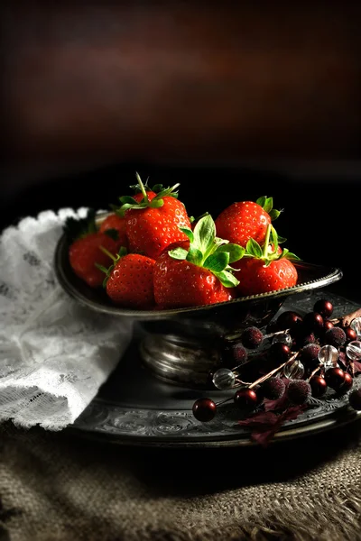 Rustieke aardbeien — Stockfoto