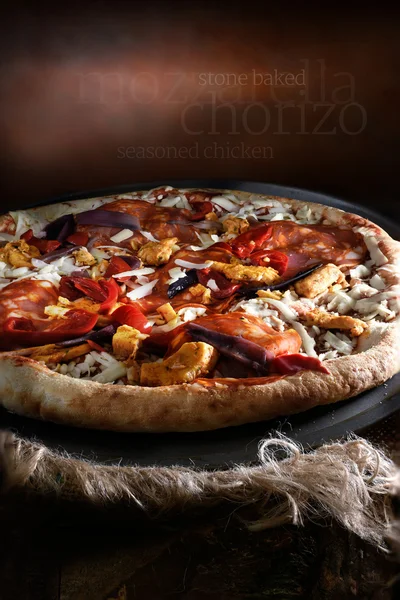 Mozzarella en Chorizo Pizza — Stockfoto