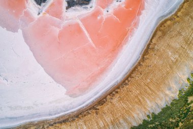 Kalmykia 'da pembe göl. Tuz bataklığında pembe ve beyaz tuz. İnanılmaz bir doku yapısı var.