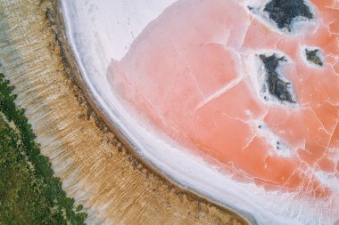 Kalmykia 'da pembe göl. Tuz bataklığında pembe ve beyaz tuz. İnanılmaz bir doku yapısı var.