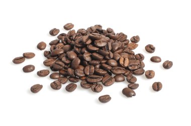 Beyaz arka plan üzerinde izole kahve çekirdekleri yığın