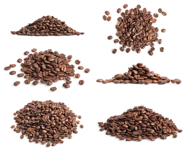 Samling av kaffebönor heap på vit — Stockfoto