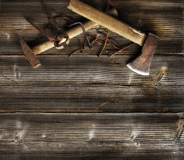 Rostiga verktyg på gamla mörk planka — Stockfoto