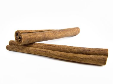 Tarçın çubukları beyaz arkaplanda izole