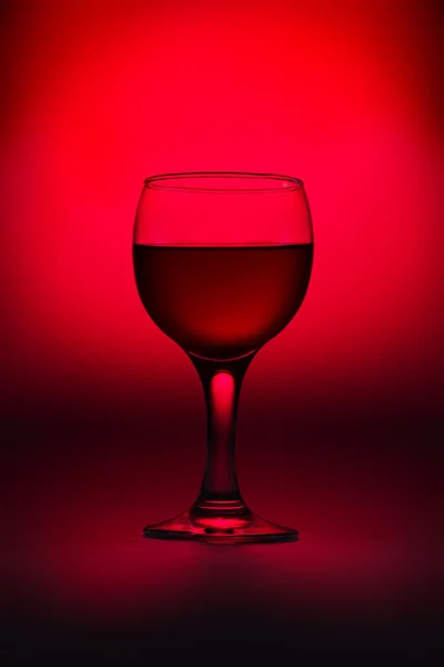 Vaso de vino sobre rojo — Foto de Stock