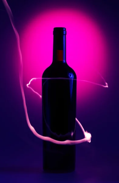 Botella de vino con llamas — Foto de Stock