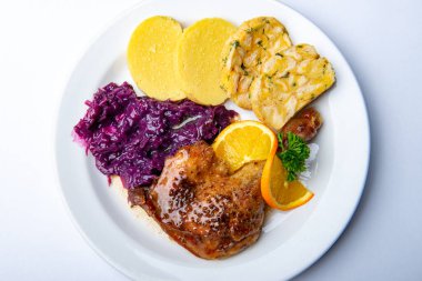 Kızarmış Noel kazı, mantı ve lahana ile ördek