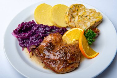 Kızarmış Noel kazı, mantı ve lahana ile ördek