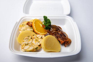 Kızarmış kaz, yemek kutusuna saklanmış ördek.