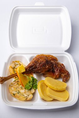 Kızarmış kaz, yemek kutusuna saklanmış ördek.